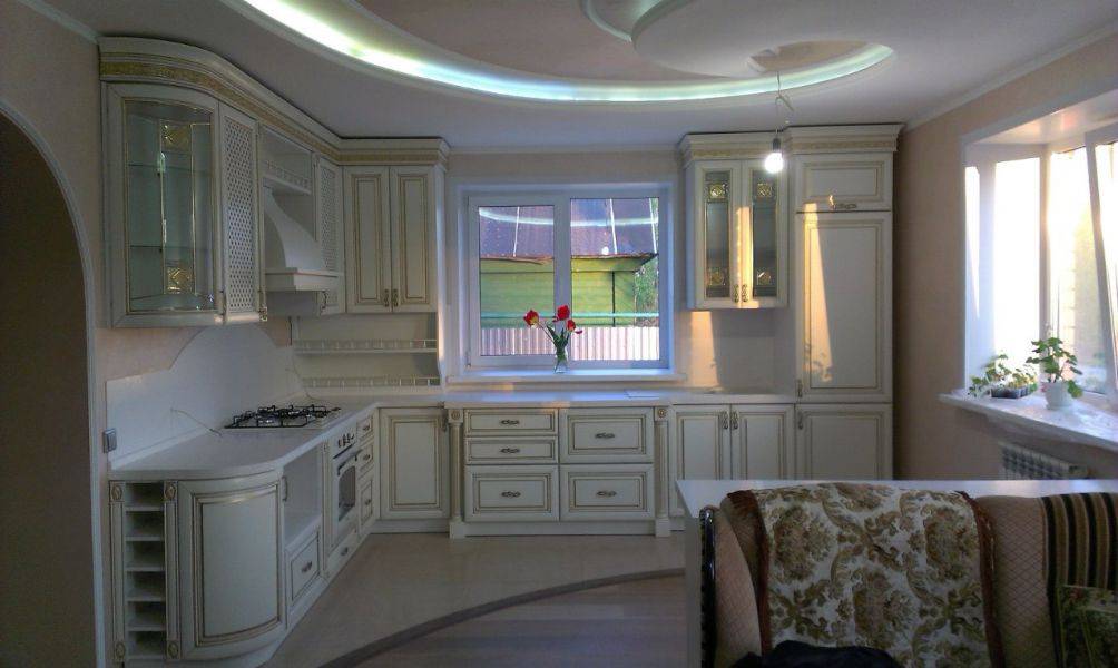 угловая кухня в классическом стиле в Саранске